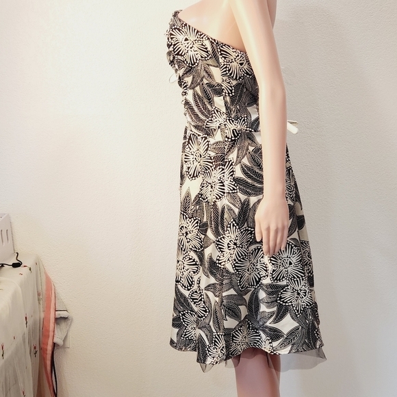 Enfocus blk & wht florals satin sleeveless fit & flare ruched chest size: 14 - Picture 5 of 12